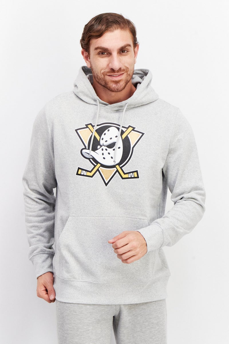 Fanatics سويت شيرت طويل الأكمام مع غطاء رأس للرجال بطباعة جرافيك، مزيج رمادي - Image 1