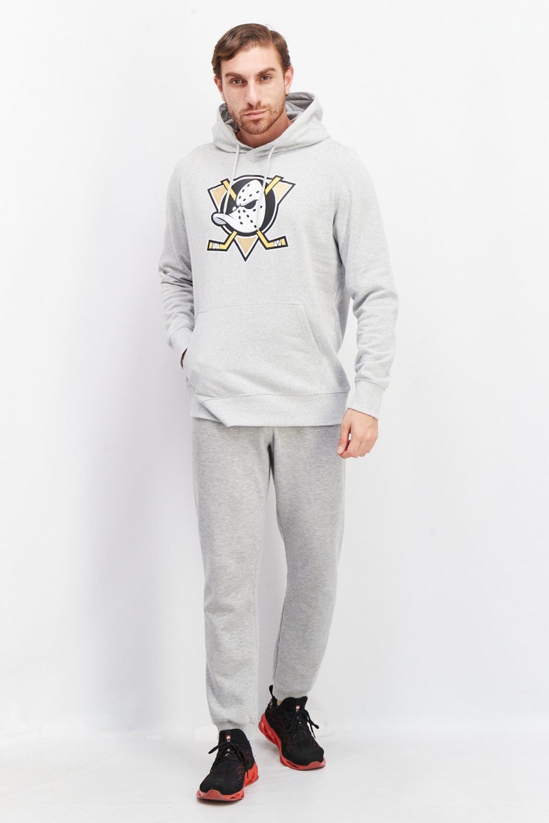 Fanatics سويت شيرت طويل الأكمام مع غطاء رأس للرجال بطباعة جرافيك، مزيج رمادي - Image 3