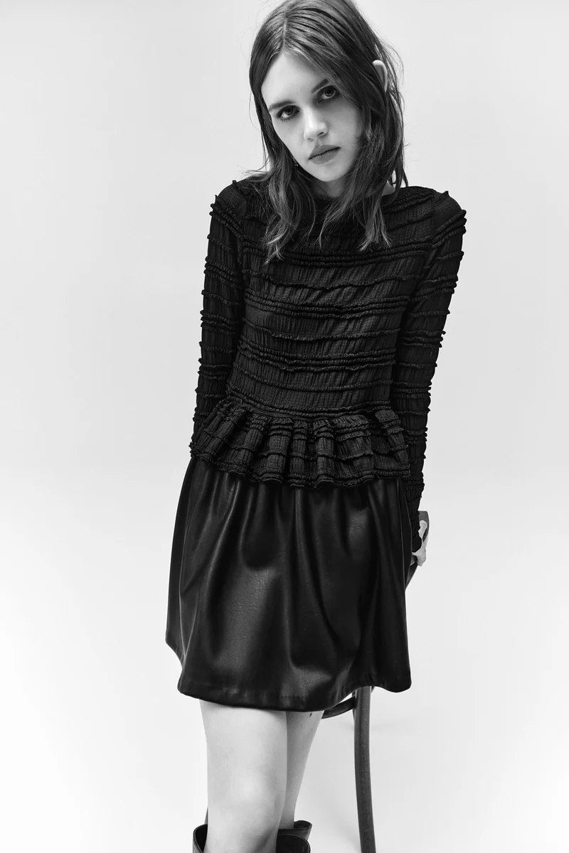 اتش اند ام بلوزة مزينة بكشكشة