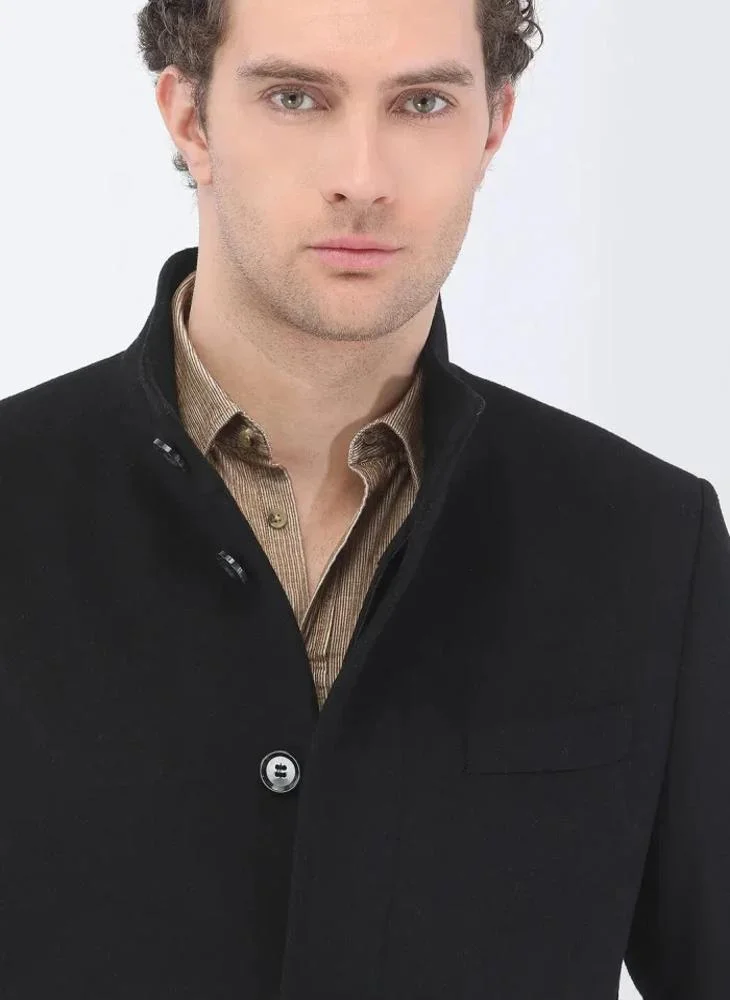 كيب معطف أسود بياقة عالية وقصة عادية من نسيج كلاسيكي