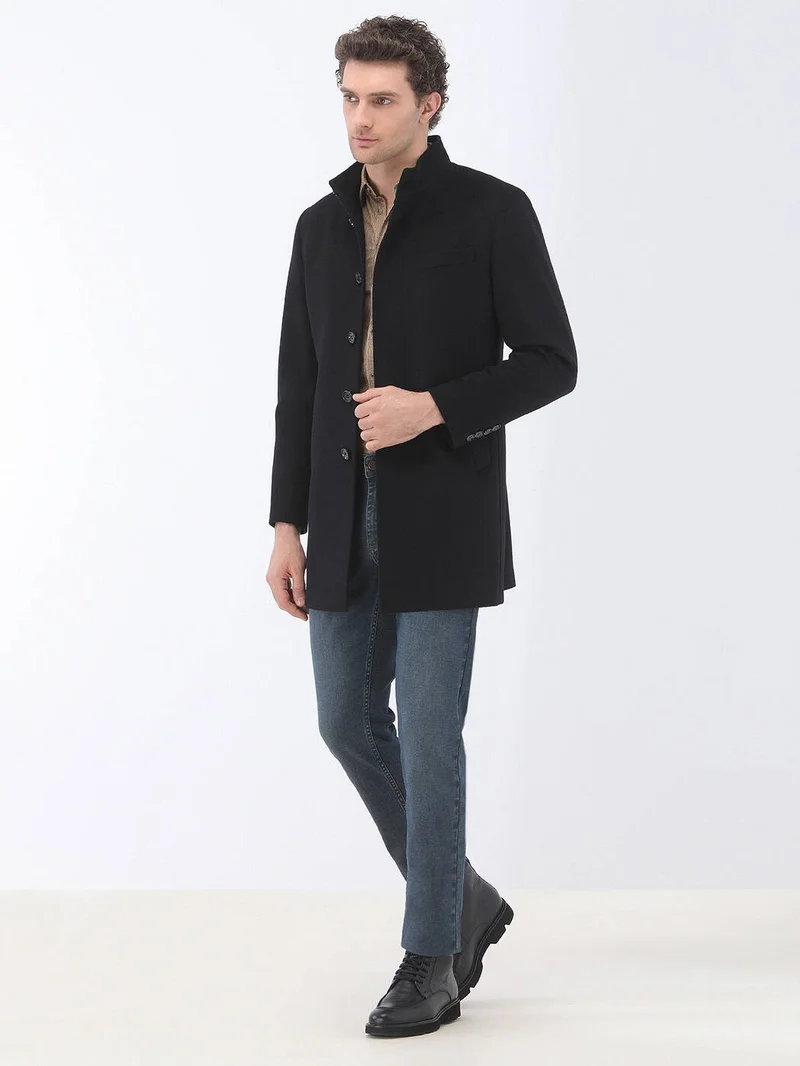 كيب معطف أسود بياقة عالية وقصة عادية من نسيج كلاسيكي