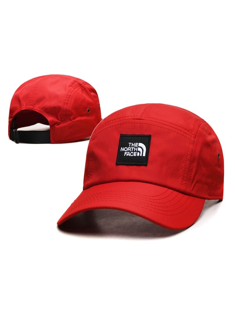 THE NORTH FACE قبعة ذا نورث فيس الحمراء بخمسة ألواح مع رقعة شعار سوداء