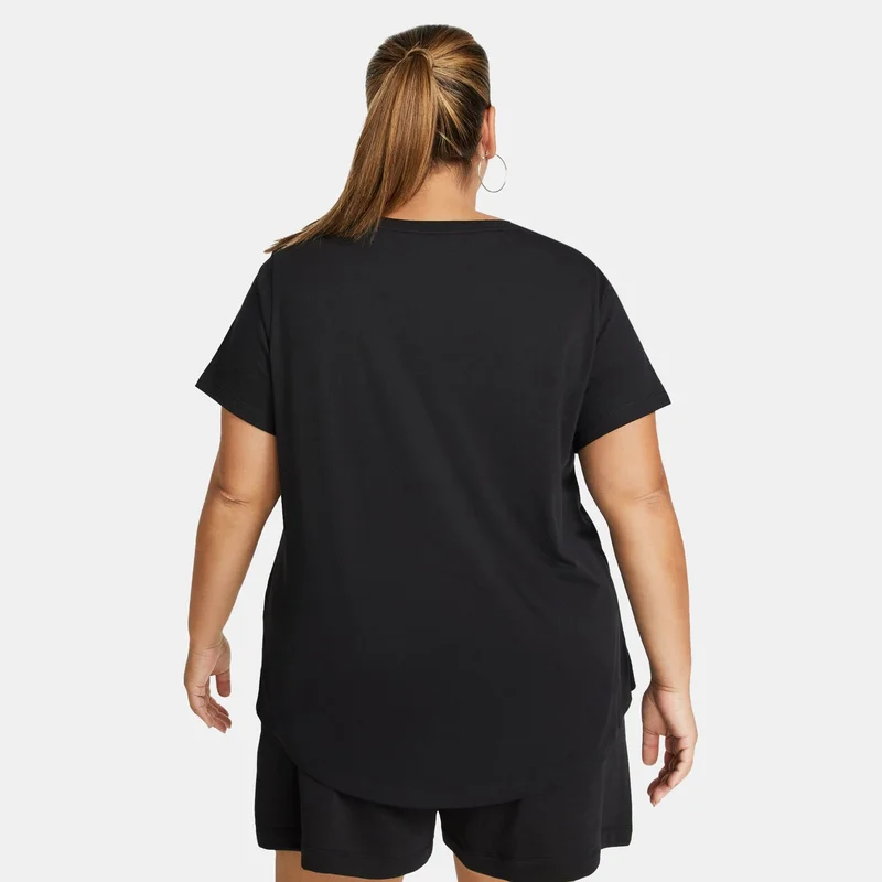 نايكي تيشيرت سبورتسوير كلوب إيسنشالز للنساء (مقاس كبير)