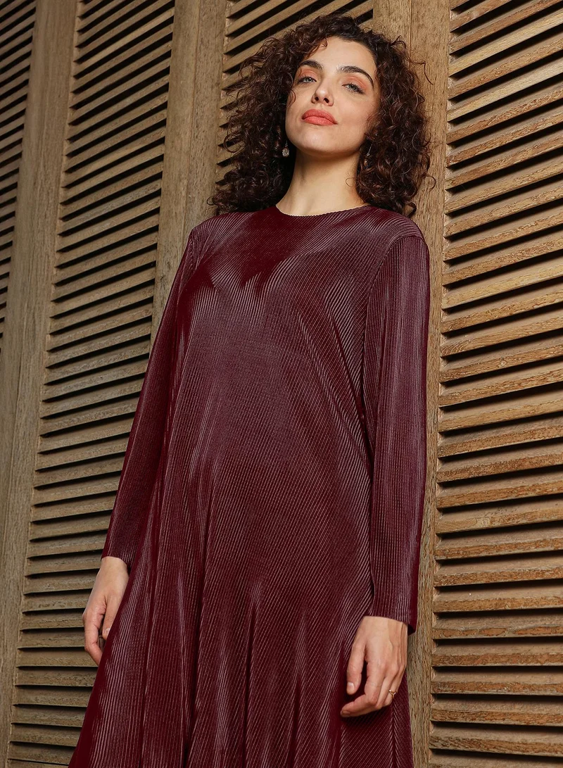  قصة Qissa Women's Burgundy Red Solid Pleated Kurta Set For Ethnic Wear | Round Neck , Long Sleeves , Straight Hem | Solid Pleated Fabric | 2 Piece Kurta Set Designed For Casual & Daily Wear