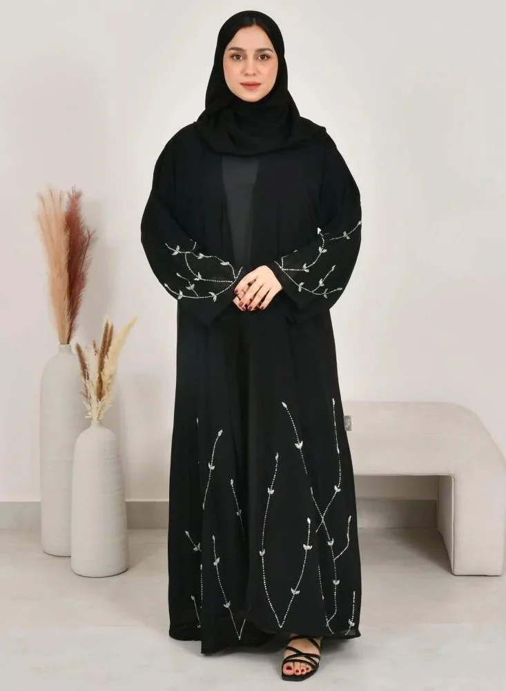 lamha abaya Quarter-length abaya with white embroidery on the sleeves and the bottom of the abaya