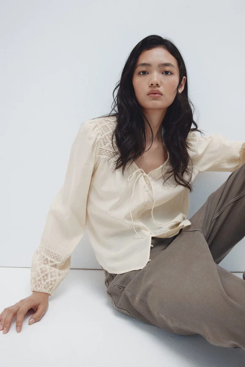 اتش اند ام بلوزة بتفاصيل من الدانتيل