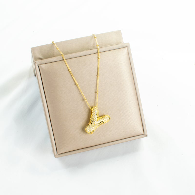 سلسلة أستانليس ستيل ذهبي مع دلاية مرصعة بفصوص الزيركون حرف Y - Image 2