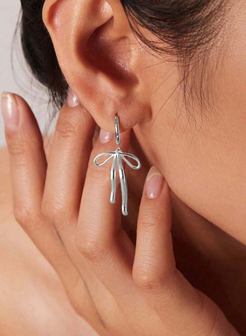 إيكوال حلق نسائي انيق مصنوع من الاستانلس ستيل باللون الفضي - Image 2