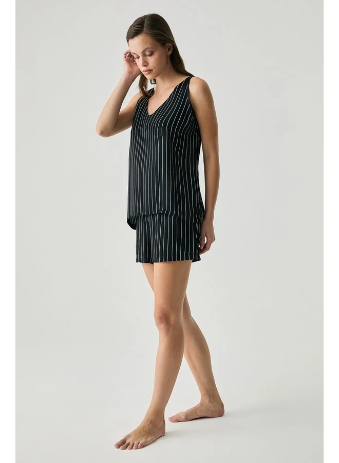 Penye Mood Viscose satin-textured V-neck short set.