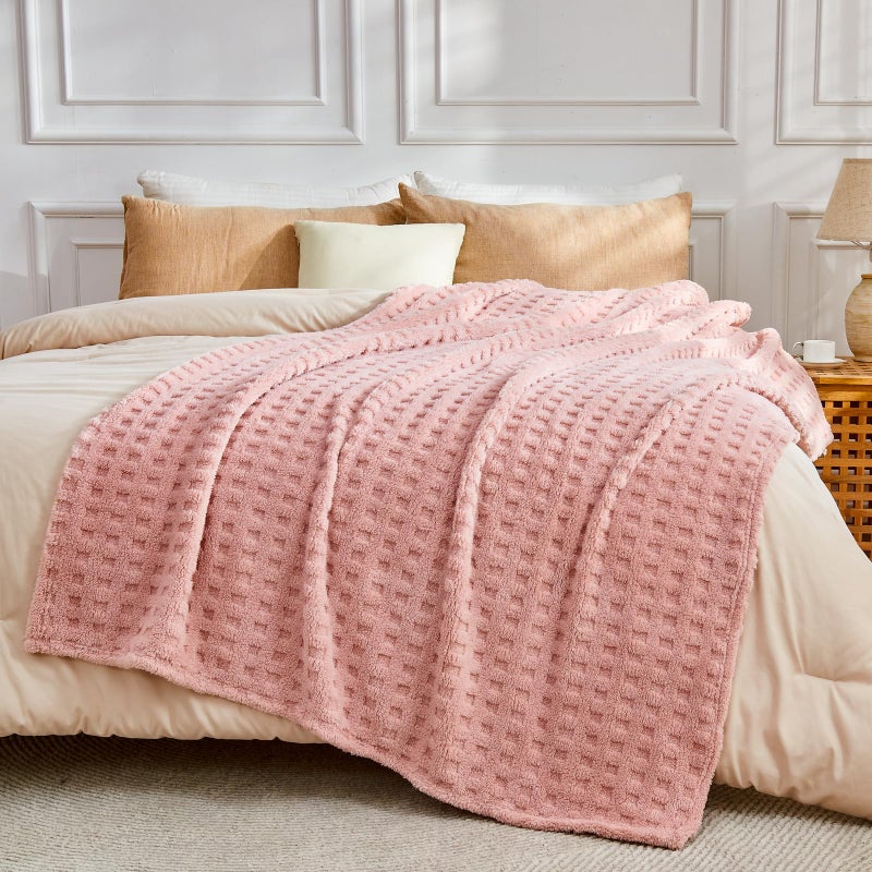 نيو كوزبلاي Newcosplay Super Super Soft Queen بطانية Pink Phink Flannel Fleece 3D Waffle بطانية سرير خفيفة الوزن طوال الموسم (Queen الوردي (90 "" x90 ")) - Image 3