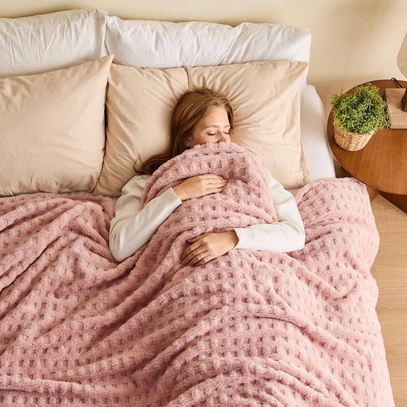 نيو كوزبلاي Newcosplay Super Super Soft Queen بطانية Pink Phink Flannel Fleece 3D Waffle بطانية سرير خفيفة الوزن طوال الموسم (Queen الوردي (90 "" x90 ")) - Image 1
