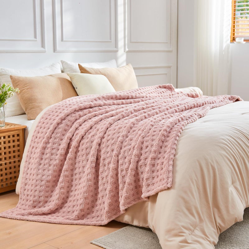 نيو كوزبلاي Newcosplay Super Super Soft Queen بطانية Pink Phink Flannel Fleece 3D Waffle بطانية سرير خفيفة الوزن طوال الموسم (Queen الوردي (90 "" x90 ")) - Image 4