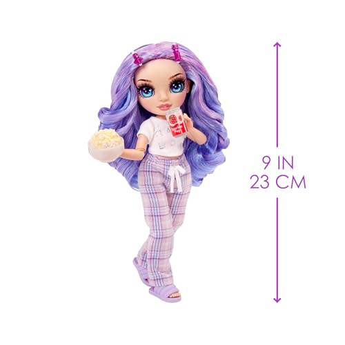RAINBOW HIGH دمية الموضة القابلة للتشكيل - فيوليت، بنفسجي 9" في حفلة بيجامة مدرسة رينبو هاي - Image 3