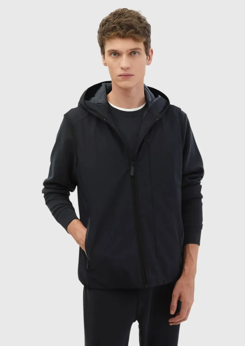 رامسي سترة منفوخة منسوجة باللون الأزرق الداكن، بقصة عادية وغطاء رأس، مناسبة للإطلالات الكاجوال.