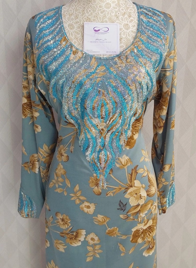 الريش البنفسجي  تطريز مخاوير خليجية شغل يدوي ✨ جلابية مطرزة جاهزة - Image 1