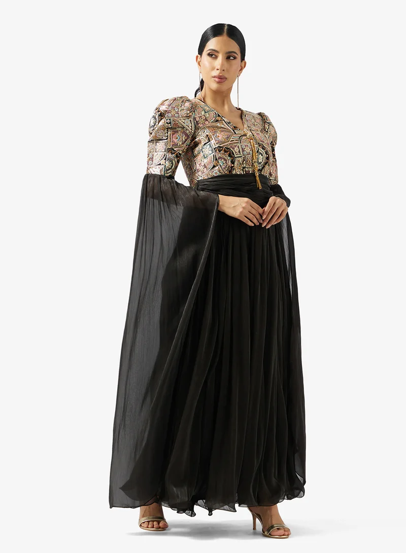 جولدن ابل فستان ماكسي بتفاصيل ترتر وياقة على شكل حرف