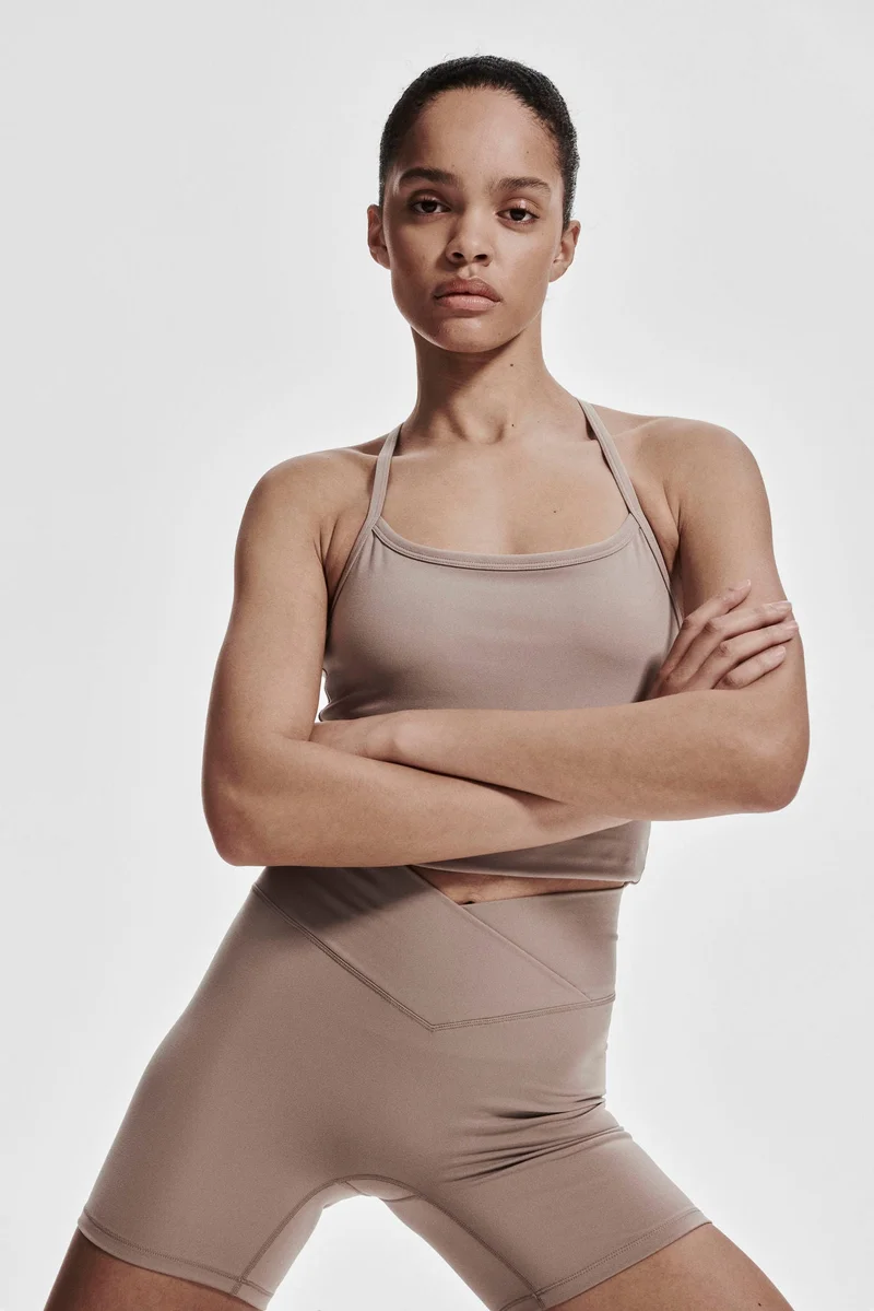 اتش اند ام شورت رياضي ضيق من نسيج سوفت موف