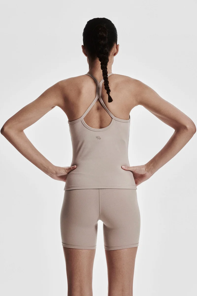 اتش اند ام شورت رياضي ضيق من نسيج سوفت موف