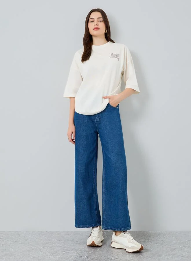 ستايلي تيشيرت بقصة واسعة بطبعة شعار