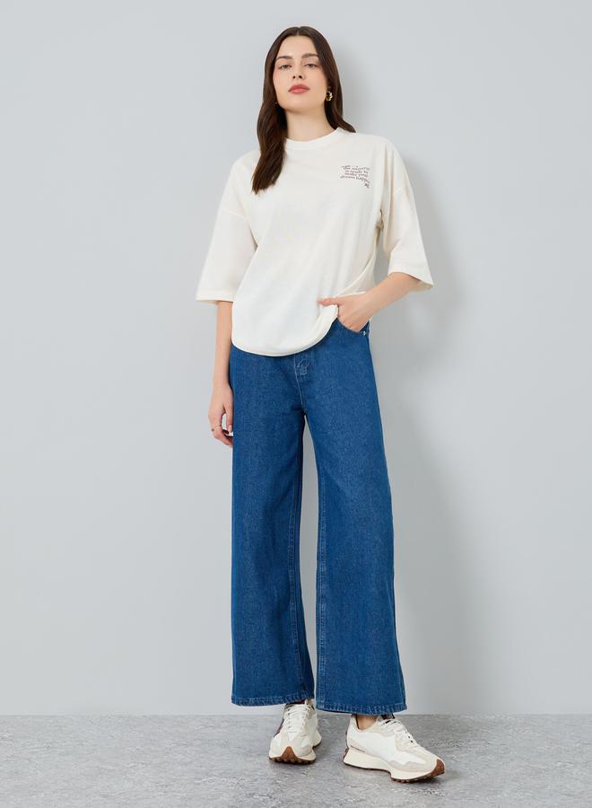 ستايلي تيشيرت بقصة واسعة بطبعة شعار - Image 2