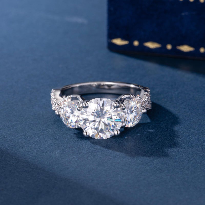 LOIPURI خاتم خطوبة مويسانيت 3 حجر LOIPURI 4.6CT، لون D VVS1 قطع دائري من الفضة الإسترلينية 925، خاتم وعد زفاف ذكرى للنساء، مقاس 7 - Image 4