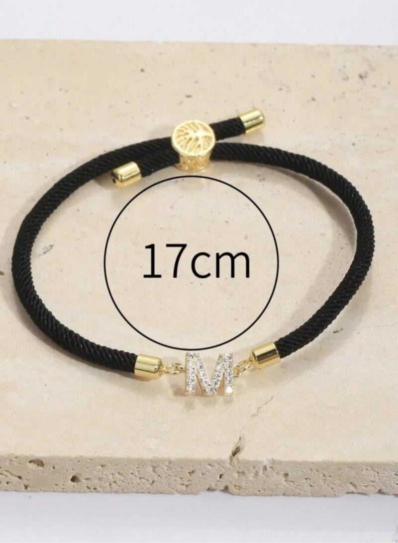 سوار مصنوع يدويًا للنساء عبارة عن حروف الأبجدية الأولية  ملونًا ومعدل بحبل قابل للتعديل مناسب للسيدات كهدية - Image 3