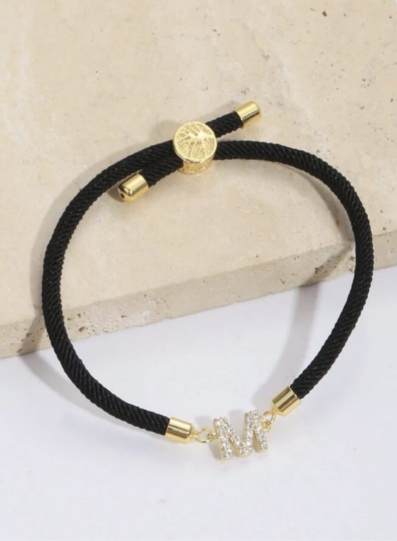 سوار مصنوع يدويًا للنساء عبارة عن حروف الأبجدية الأولية  ملونًا ومعدل بحبل قابل للتعديل مناسب للسيدات كهدية - Image 4