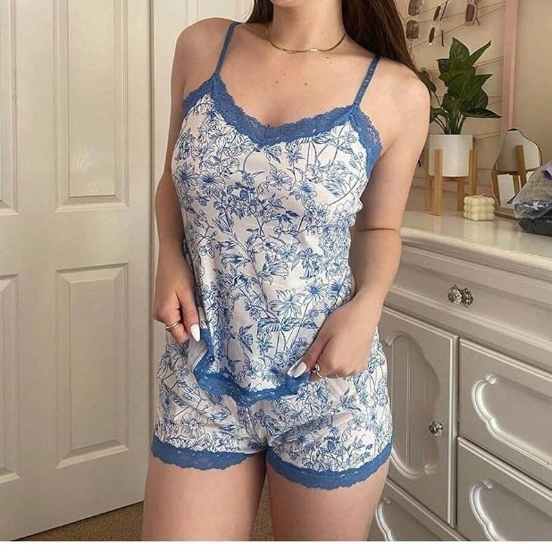 طقم نوم أنيق ورقيق بزخرفة دانتيل مثيرة من المودال الممزوج بالدانتيل - Image 1