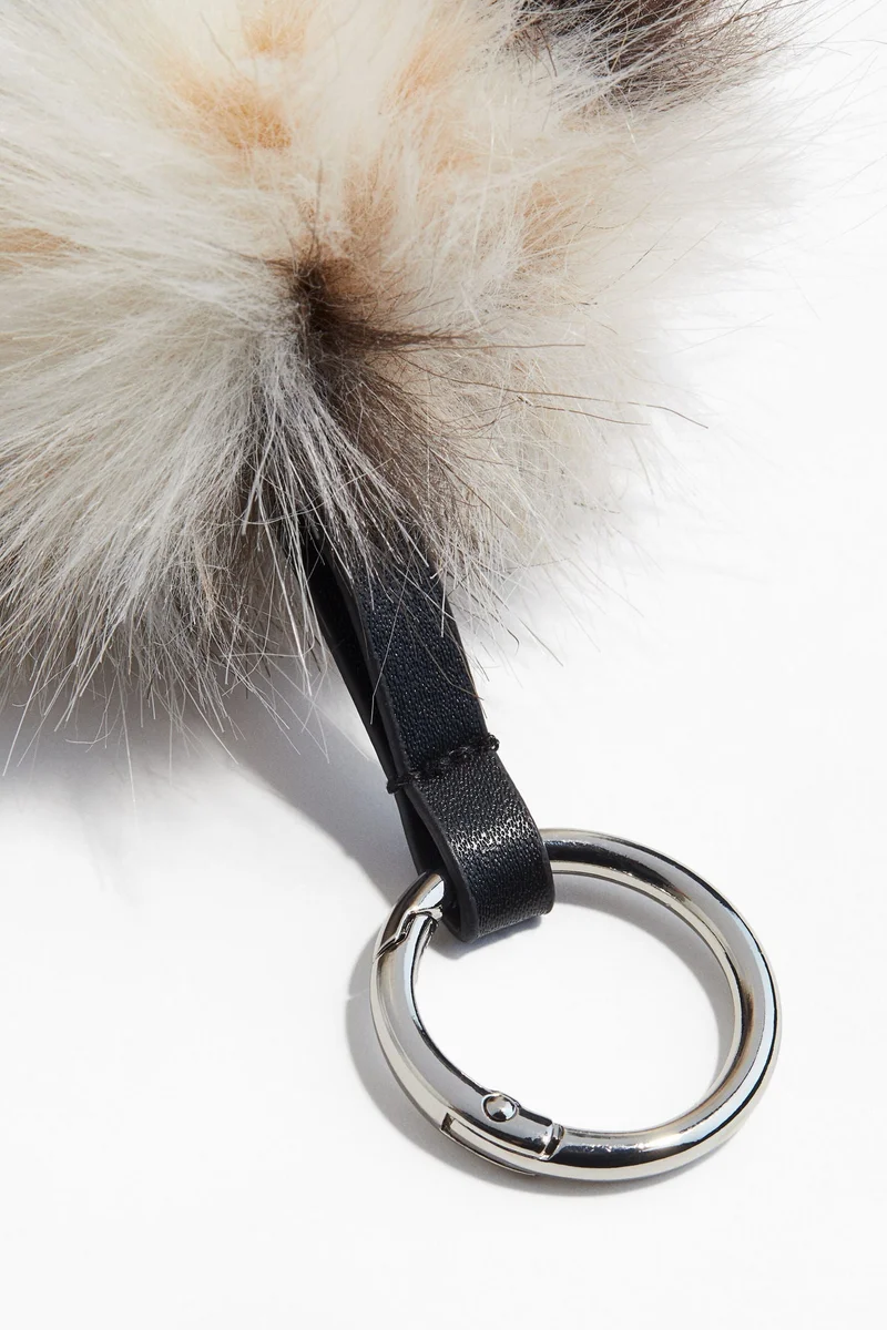 اتش اند ام اكسسوار حقيبة مزين بكرات بوم-بوم