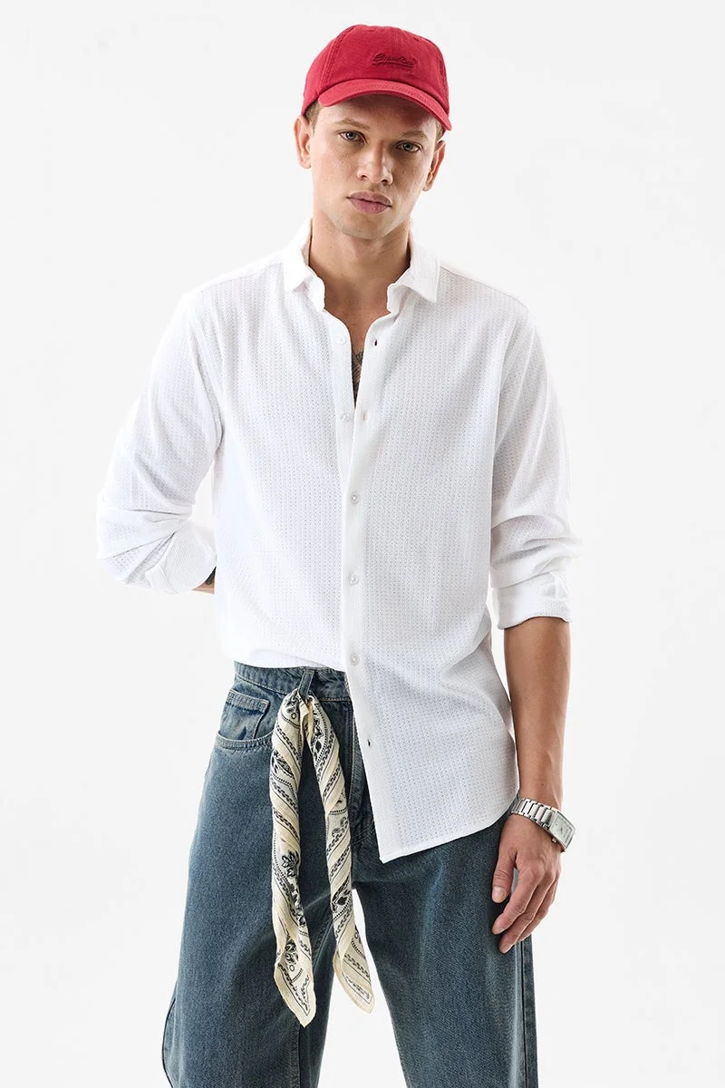 سنيتش قميص أبيض بقصة ضيقة ونقوش