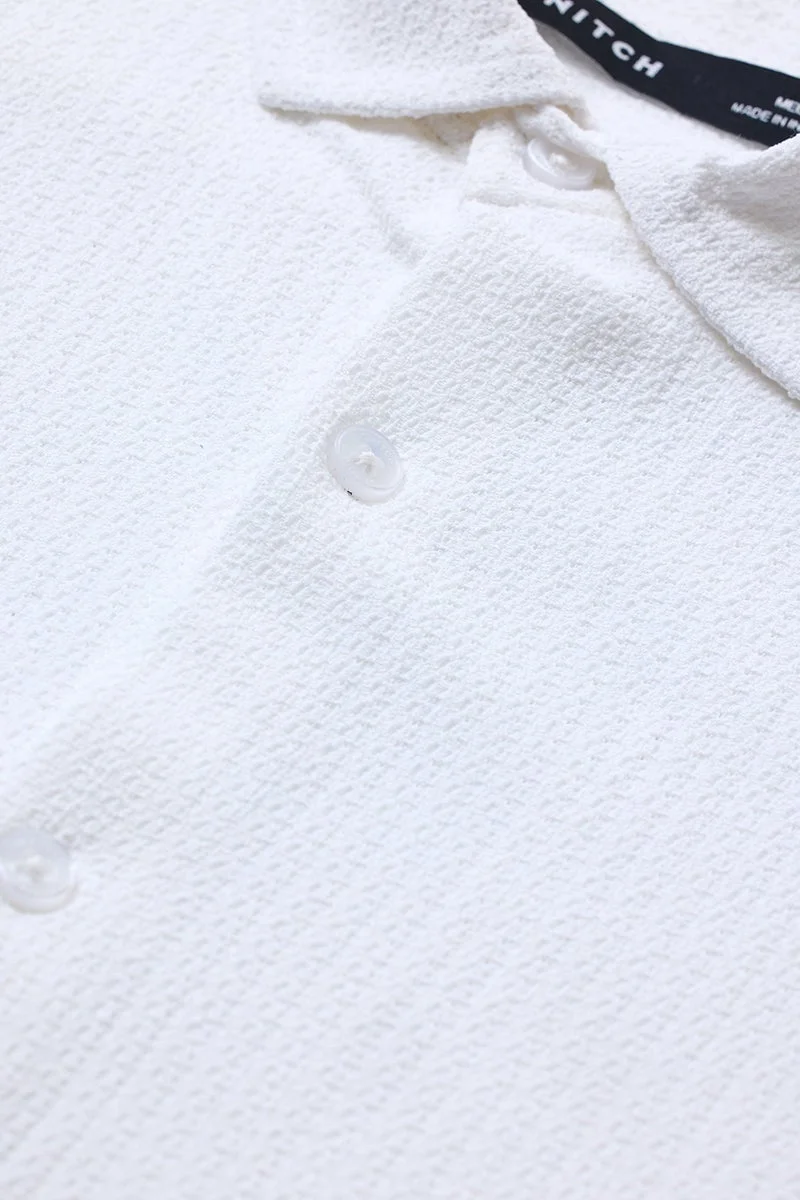 سنيتش قميص أبيض بقصة ضيقة ونقوش