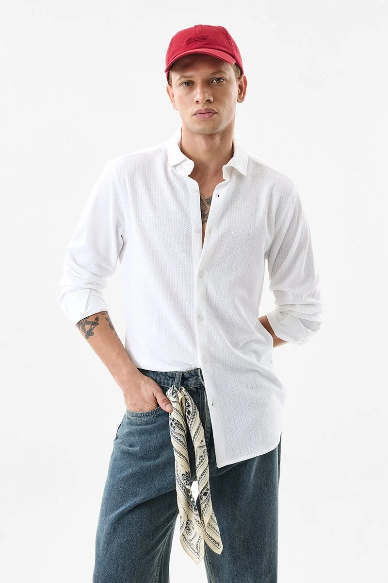 سنيتش قميص أبيض بقصة ضيقة ونقوش