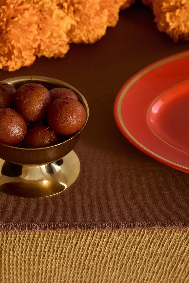 اتش اند ام مفرش طاولة بشراشيب من مزيج الكتان