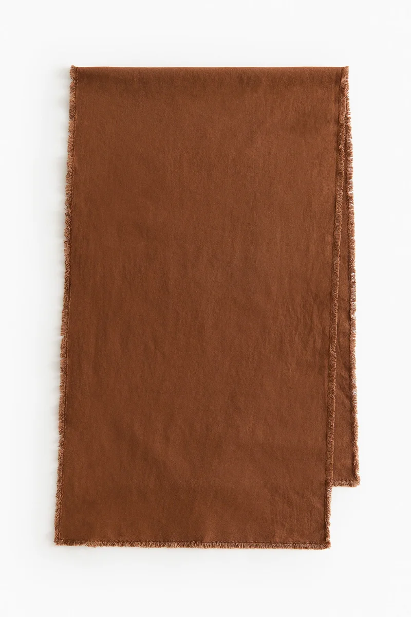 اتش اند ام مفرش طاولة بشراشيب من مزيج الكتان