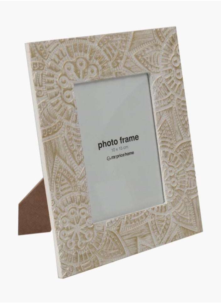 A Photo Frame Made Of A Beautifully Carved Wooden Frame To Display Precious Memories The Size Of The Entire Frame Is 22 * ​​26.5 cm And The Picture Is 10 * 15 cm