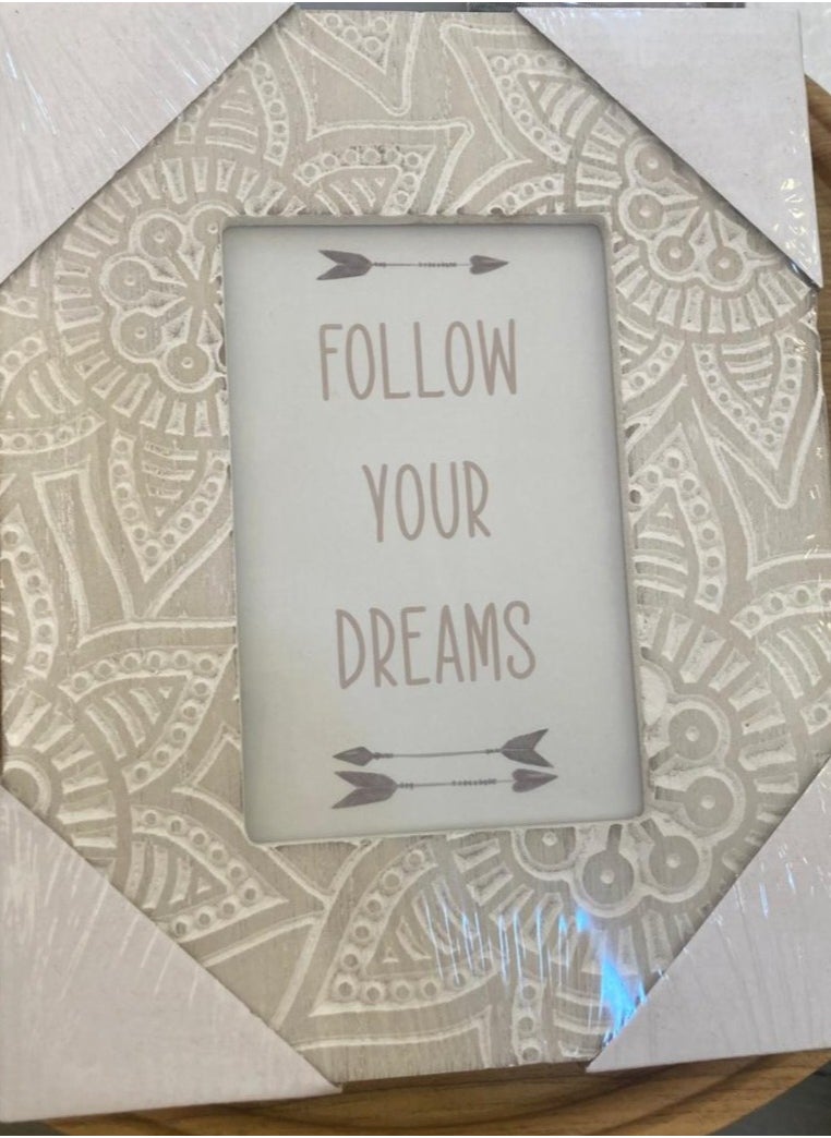 A Photo Frame Made Of A Beautifully Carved Wooden Frame To Display Precious Memories The Size Of The Entire Frame Is 22 * ​​26.5 cm And The Picture Is 10 * 15 cm
