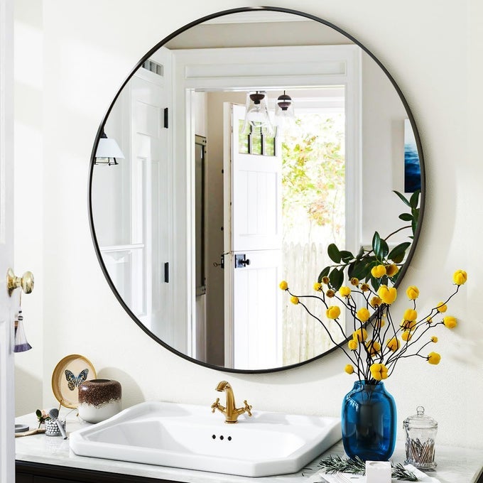 BLACK ROUND BATHROOM MIRROR 24 INCH CIRCLE WALL MOUNTED HANGING MIRROR WITH SIMPLE MODERN CIRCULAR METAL FRAME FOR HALLWAY ENTRYWAY LIVING ROOM BLACK FRAME