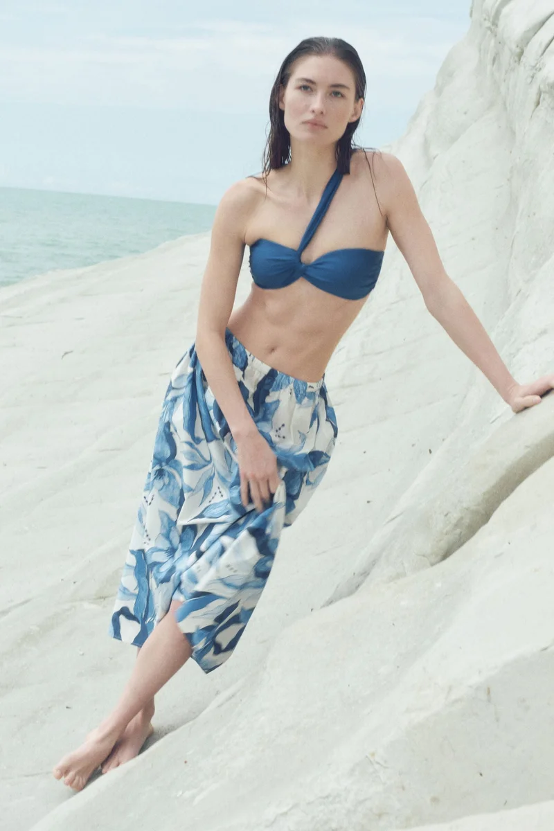 اتش اند ام تنورة بحافة واسعة