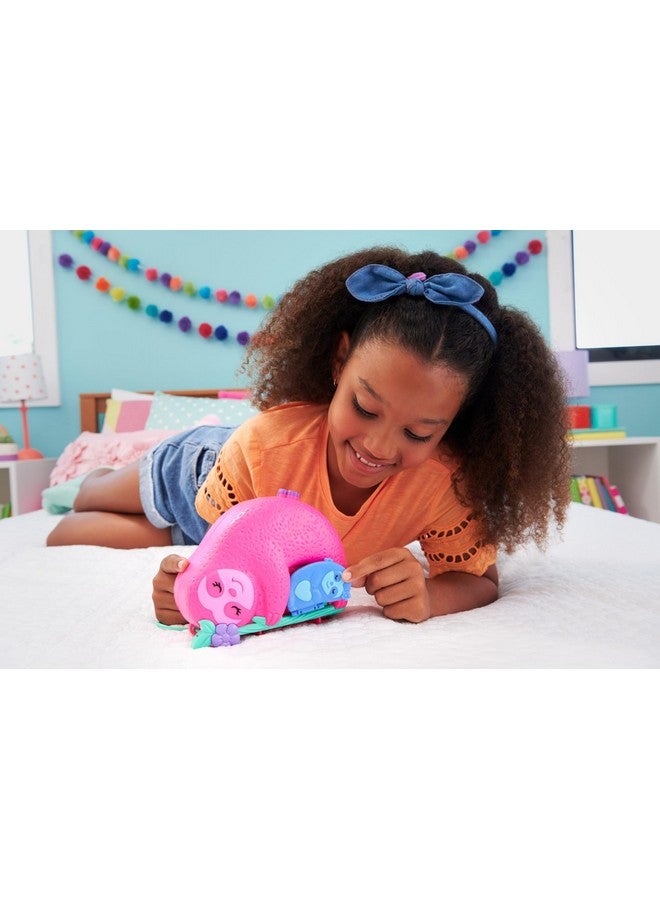Polly Pocket Polly Pocket Playset & Travel Toy with 2 Micro Dolls & 12 Accessories, Animal Toy, Sloth 2-in-1 Purse Compact  - Image 2