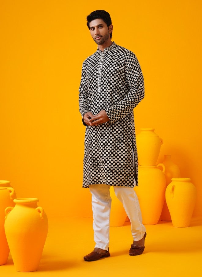 Sojanya قميص مطرز باللونين الأسود والأبيض مع بيجامة للرجال - Image 5