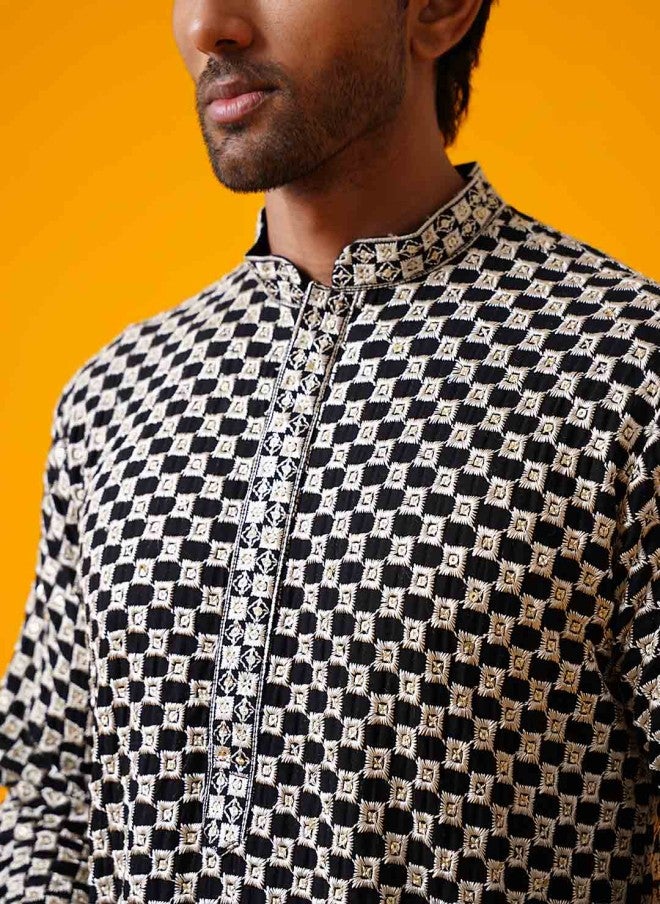 Sojanya قميص مطرز باللونين الأسود والأبيض مع بيجامة للرجال - Image 2