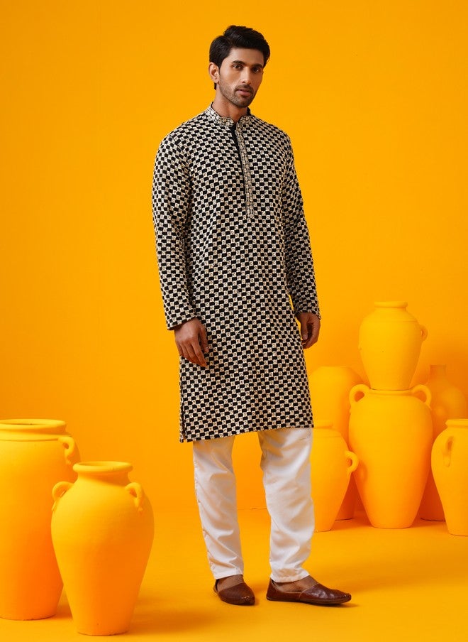 Sojanya قميص مطرز باللونين الأسود والأبيض مع بيجامة للرجال - Image 3