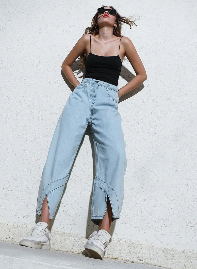 كامبوس سوترا Campus Sutra Women's Light Blue Light-Wash Barrel Denim Jeans For Casual Wear | High-Waist | Relaxed Fit | Button Closure | Denim Jeans Crafted With Comfort Fit For Everyday Wear