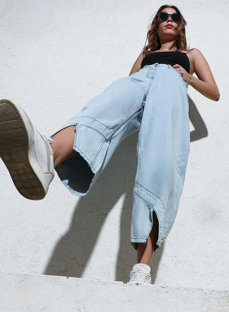 كامبوس سوترا Campus Sutra Women's Light Blue Light-Wash Barrel Denim Jeans For Casual Wear | High-Waist | Relaxed Fit | Button Closure | Denim Jeans Crafted With Comfort Fit For Everyday Wear