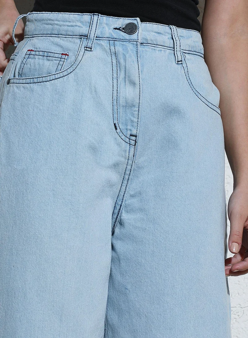 كامبوس سوترا Campus Sutra Women's Light Blue Light-Wash Barrel Denim Jeans For Casual Wear | High-Waist | Relaxed Fit | Button Closure | Denim Jeans Crafted With Comfort Fit For Everyday Wear