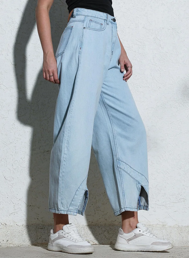 كامبوس سوترا Campus Sutra Women's Light Blue Light-Wash Barrel Denim Jeans For Casual Wear | High-Waist | Relaxed Fit | Button Closure | Denim Jeans Crafted With Comfort Fit For Everyday Wear