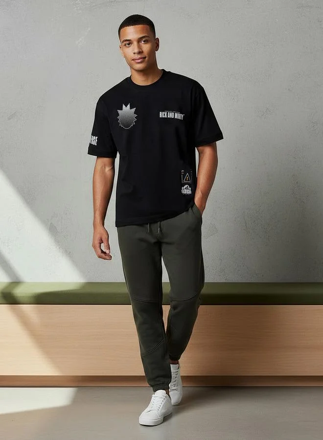 اس بي كاركترز تيشيرت رجالي بطبعة ريك آند مورتي بياقة دائرية وأكمام قصيرة بقصة عادية