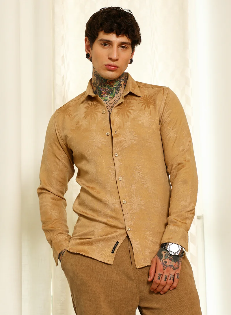 كامبوس سوترا قميص رجالي بيج بقصة ضيقة ونقش شجر النخيل