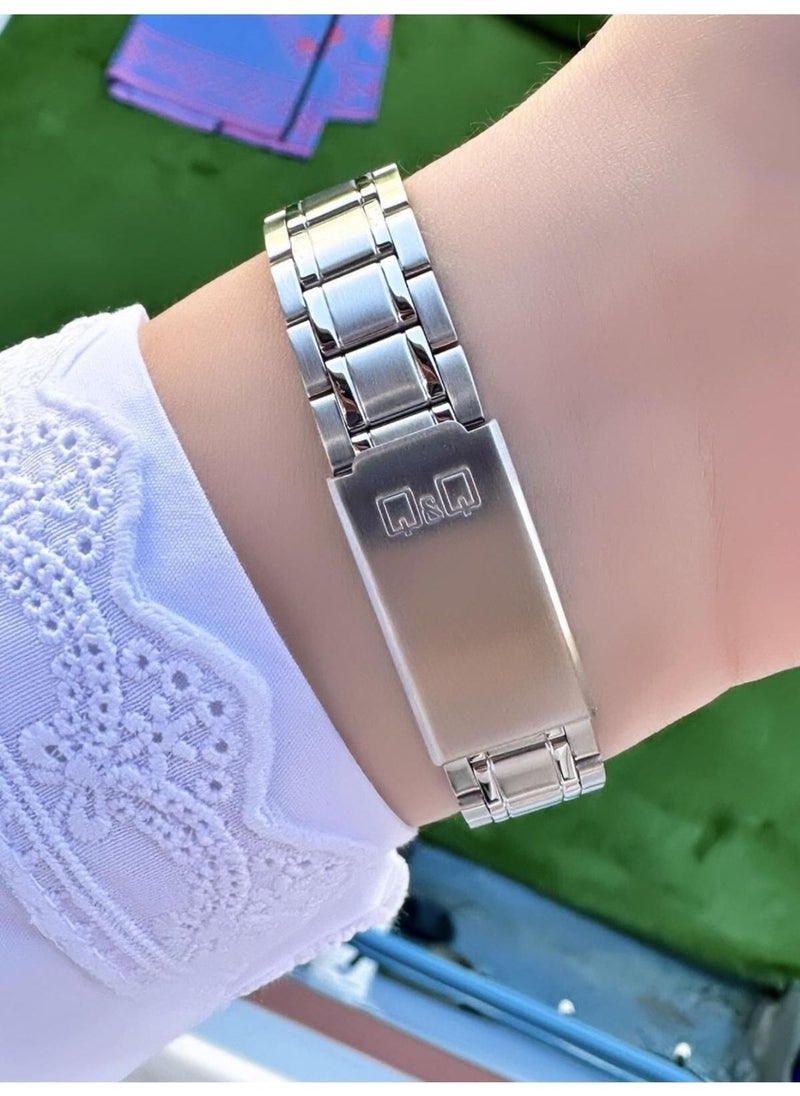 Q&Q Women's Metal Band Wristwatch  - Image 3