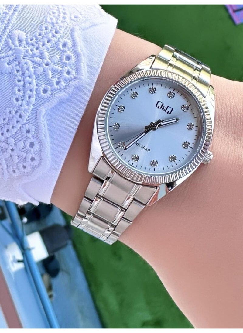 Q&Q Women's Metal Band Wristwatch  - Image 1